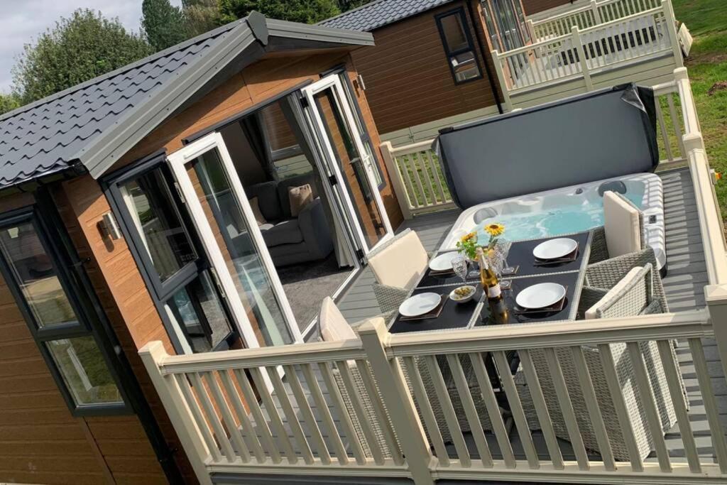 Nightingale Lodge With Hot Tub Barmby on the Moor Exterior foto